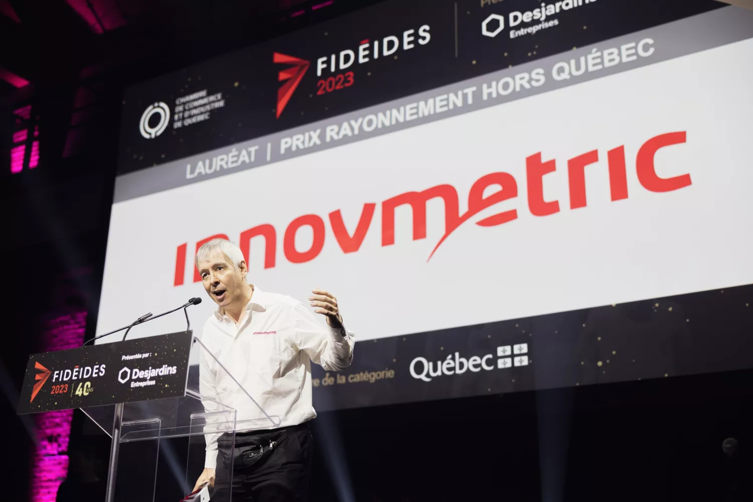 Marc Soucy, Presidente y cofundador de InnovMetric, recibiendo un premio de la  Cámara de Comercio e Industria de Québec.