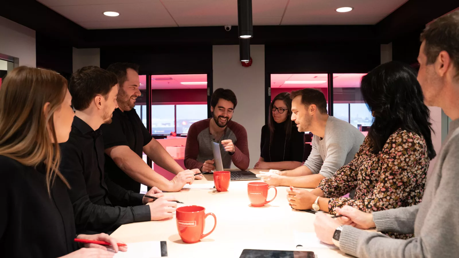 Empleados de InnovMetric platicando en las oficinas centrales en Quebec, Canadá.